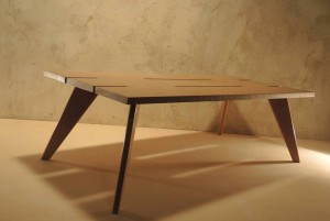 Table basse rectangulaire au plateau ajouré en chêne clair et pieds fuselés