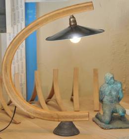 Lampe Arawmat en bois courbé