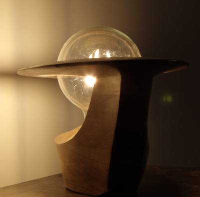 Luminaire à poser contemporain en bois sculpté