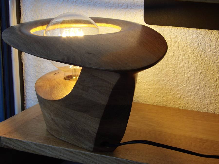 Luminaire à poser contemporain en bois sculpté